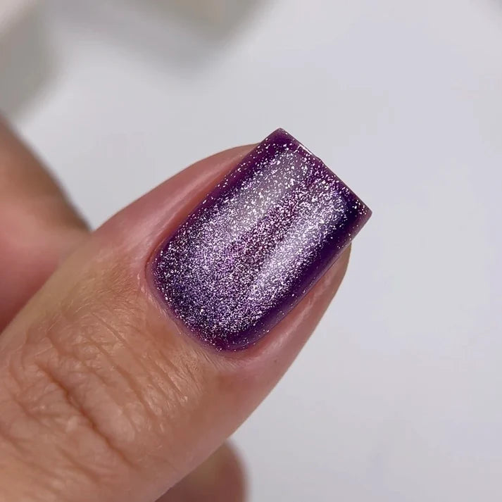 NAILSOFTHEDAY Gel Polish Cat Eye 03 — esmalte semipermanente lila efecto ojo de gato, 6 ml.