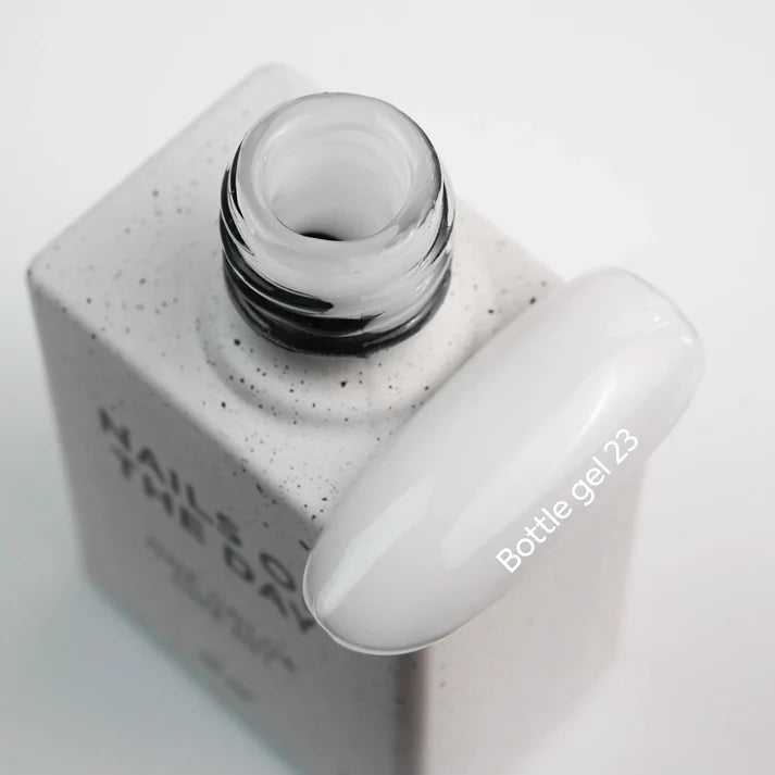 NAILSOFTHEDAY Bottle gel 23 – Gel líquido, blanco lechoso, 10 ml.