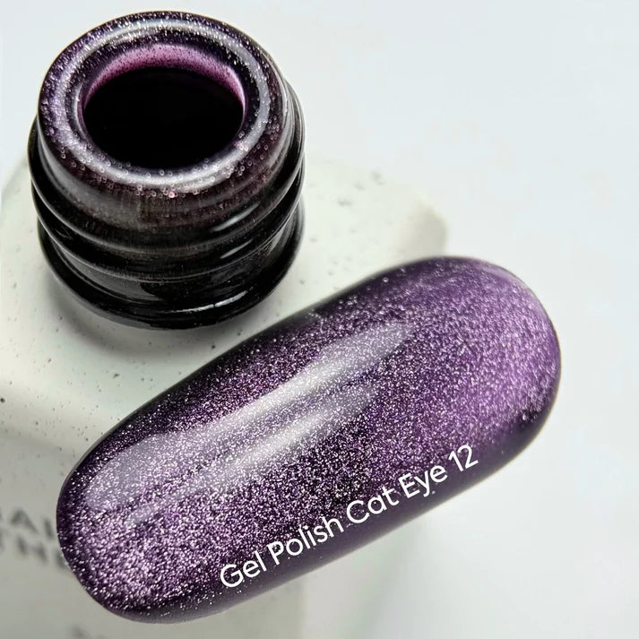 NAILSOFTHEDAY Gel Polish Cat Eye 12 — esmalte semipermanente efecto ojo de gato morado , 6 ml.