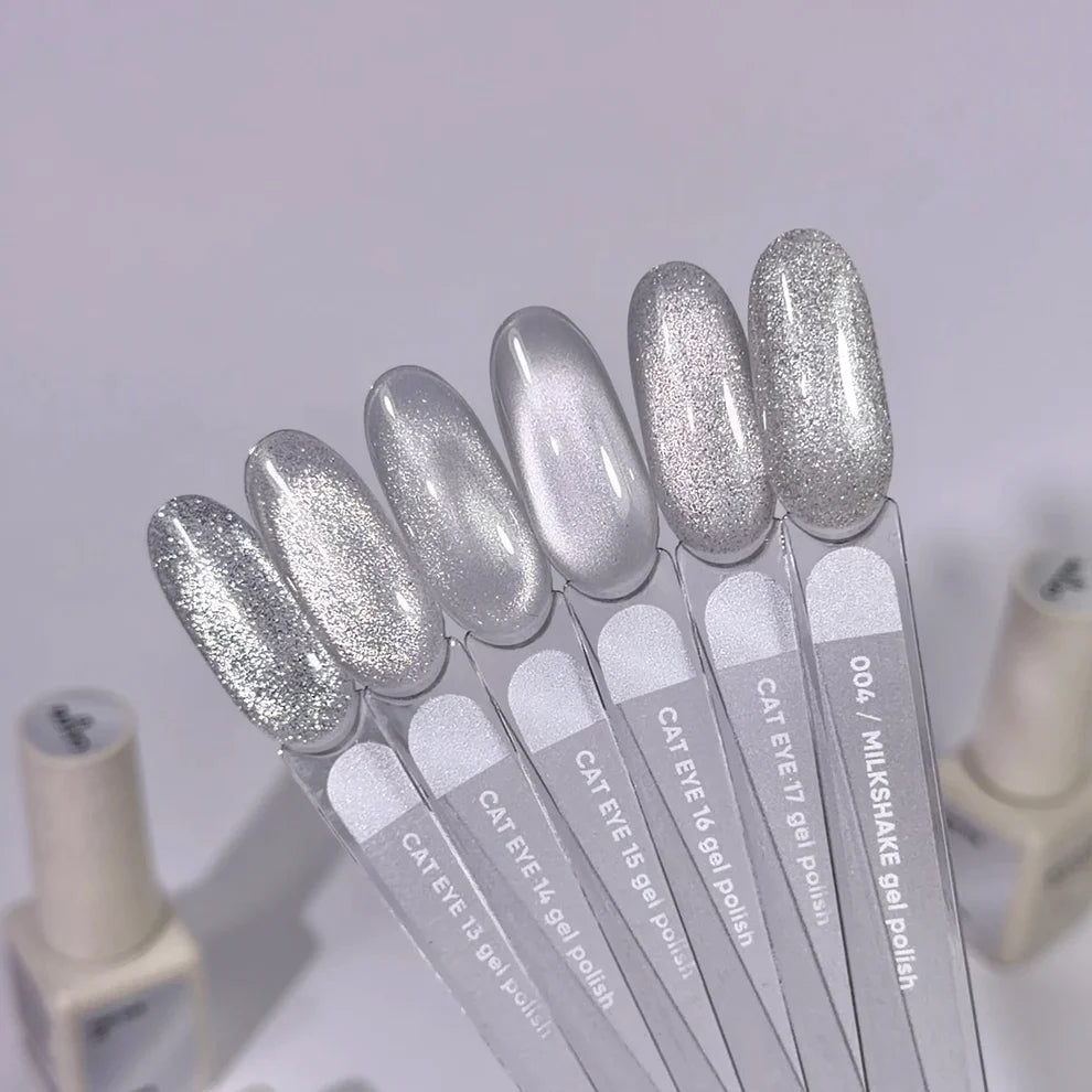 NAILSOFTHEDAY Gel polish Cat Eye 17 —  plateado sobre base lechosa, 6ml