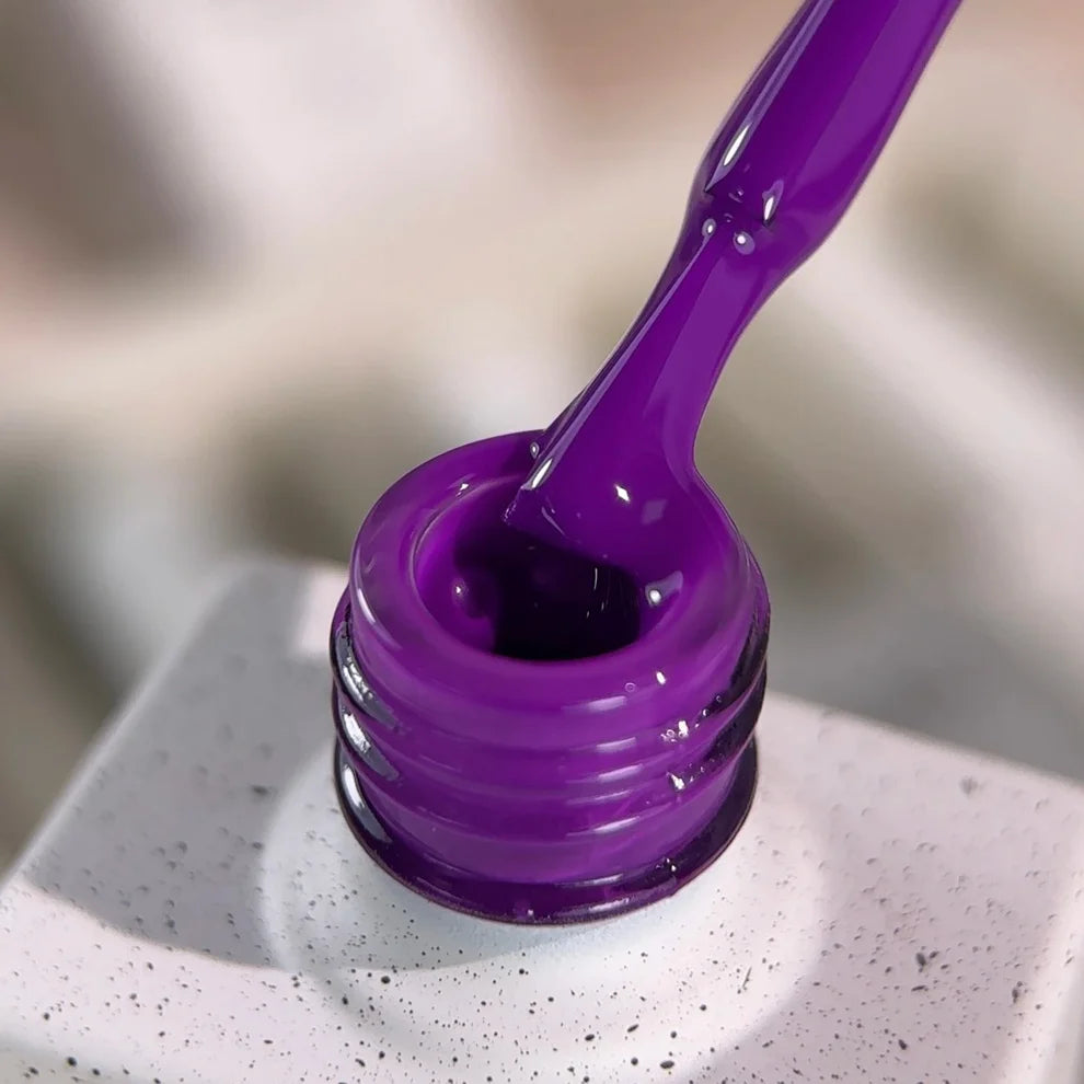 NAILSOFTHEDAY Gel Polish Plum — esmalte semipermanente violeta, 10 ml