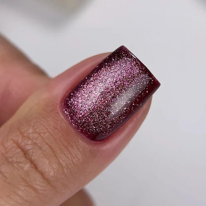 NAILSOFTHEDAY Gel Polish Cat Eye 05 — esmalte semipermanente rosa oscuro efecto ojo de gato, 6 ml.