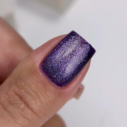 NAILSOFTHEDAY Gel Polish Cat Eye 04 — esmalte semipermanente morado oscuro efecto ojo de gato, 6 ml.