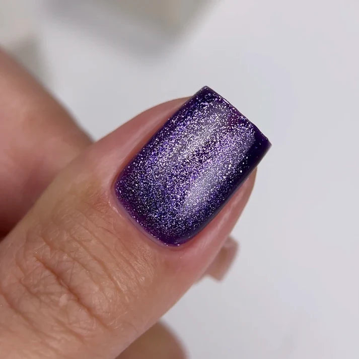NAILSOFTHEDAY Gel Polish Cat Eye 04 — esmalte semipermanente morado oscuro efecto ojo de gato, 6 ml.