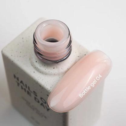 NAILSOFTHEDAY Bottle gel 04 – Gel líquido, beige leche, 10 ml.