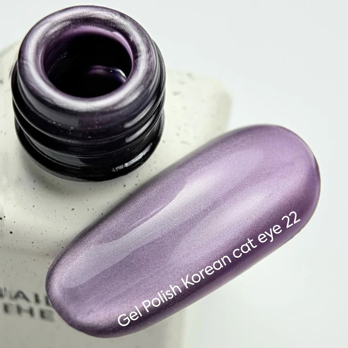 NAILSOFTHEDAY Korean Cat Eye 22 — esmalte en gel efecto ojo de gato en tono lila suave, 6 ml.