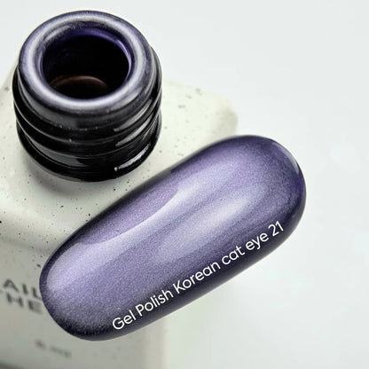 NAILSOFTHEDAY Korean Cat Eye 21 — esmalte en gel efecto ojo de gato en tono ciruela, 6 ml.