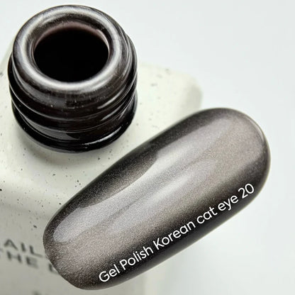 NAILSOFTHEDAY Korean Cat Eye 20 — esmalte semipermanente efecto ojo de gato marrón oscuro frío, 6 ml.