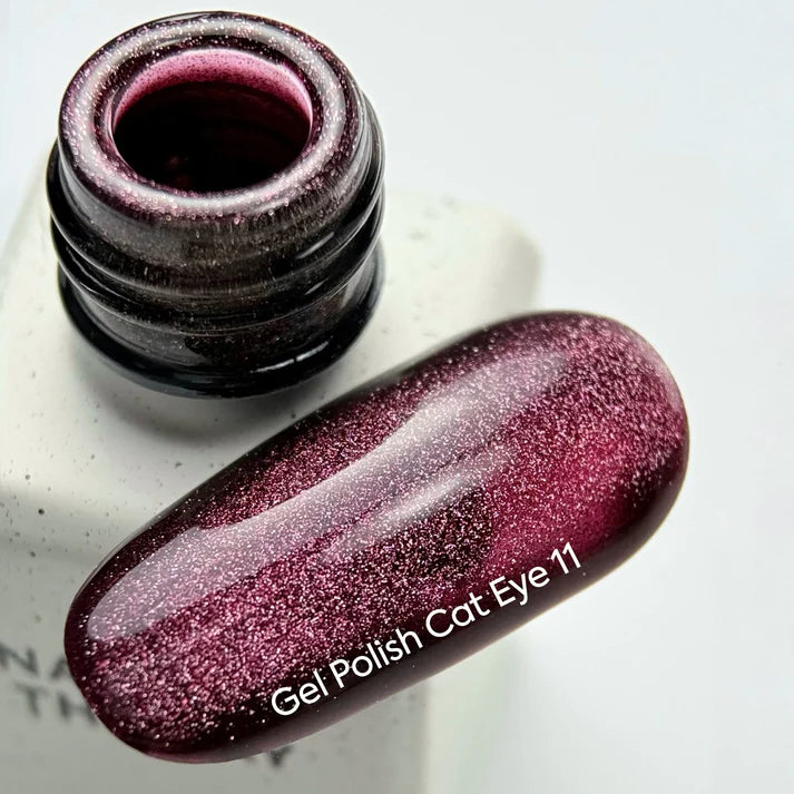 NAILSOFTHEDAY Gel Polish Cat Eye 11 — esmalte semipermanente efecto ojo de gato frambuesa oscuro, 6 ml.