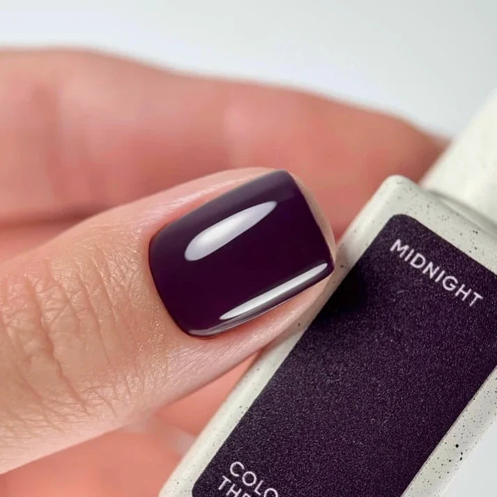 NAILSOFTHEDAY Color del Mes - Enero 2026 Midnight - tono ciruela intenso, 10 ml