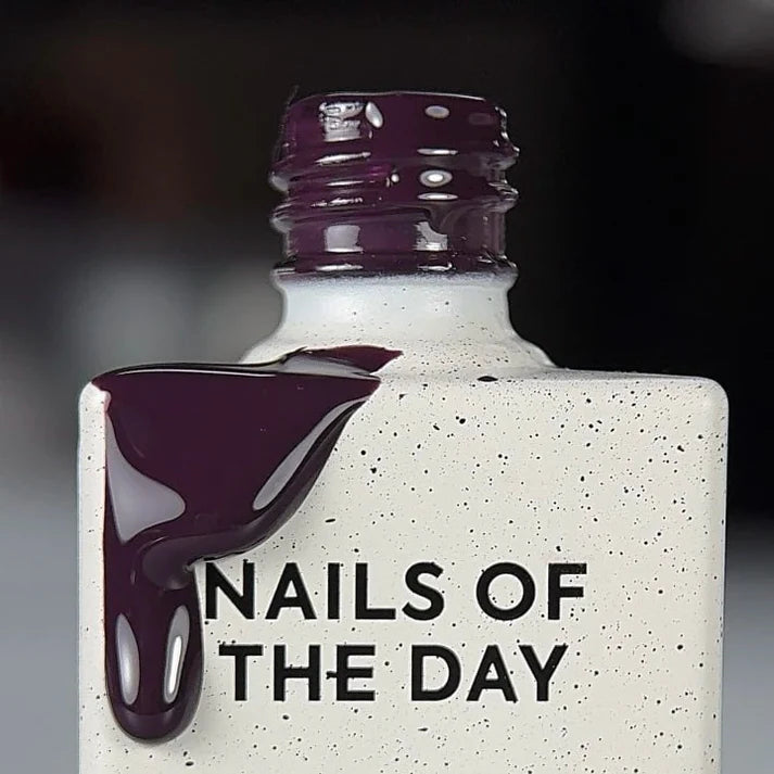 NAILSOFTHEDAY Color del Mes - Enero 2026 Midnight - tono ciruela intenso, 10 ml