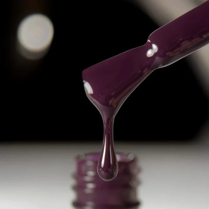 NAILSOFTHEDAY Color del Mes - Enero 2026 Midnight - tono ciruela intenso, 10 ml