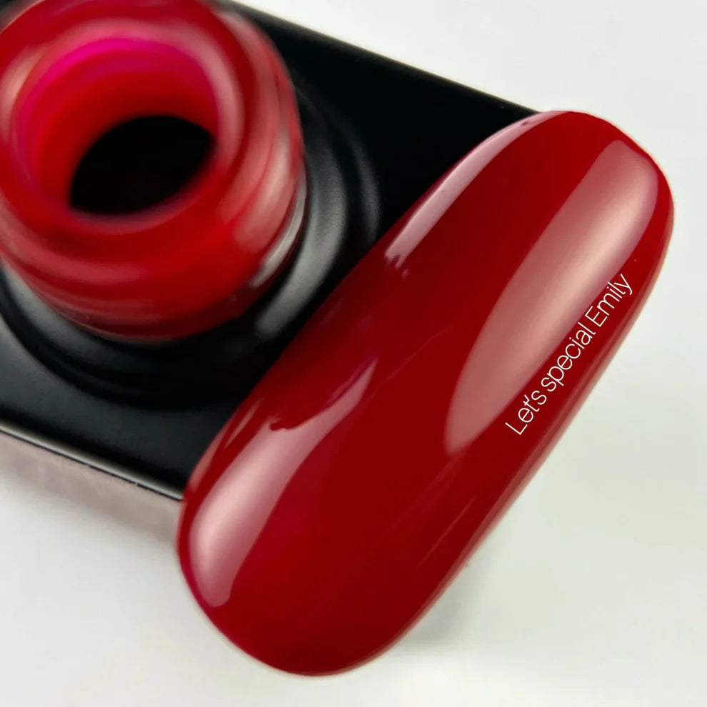 NAILSOFTHEDAY Let’s Special Emily 133— esmalte rojo profundo, 10 ml.