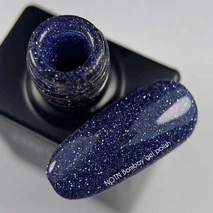NAILSOFTHENIGHT Bombay gel polish — esmalte reflectante azul profundo, 10 ml.