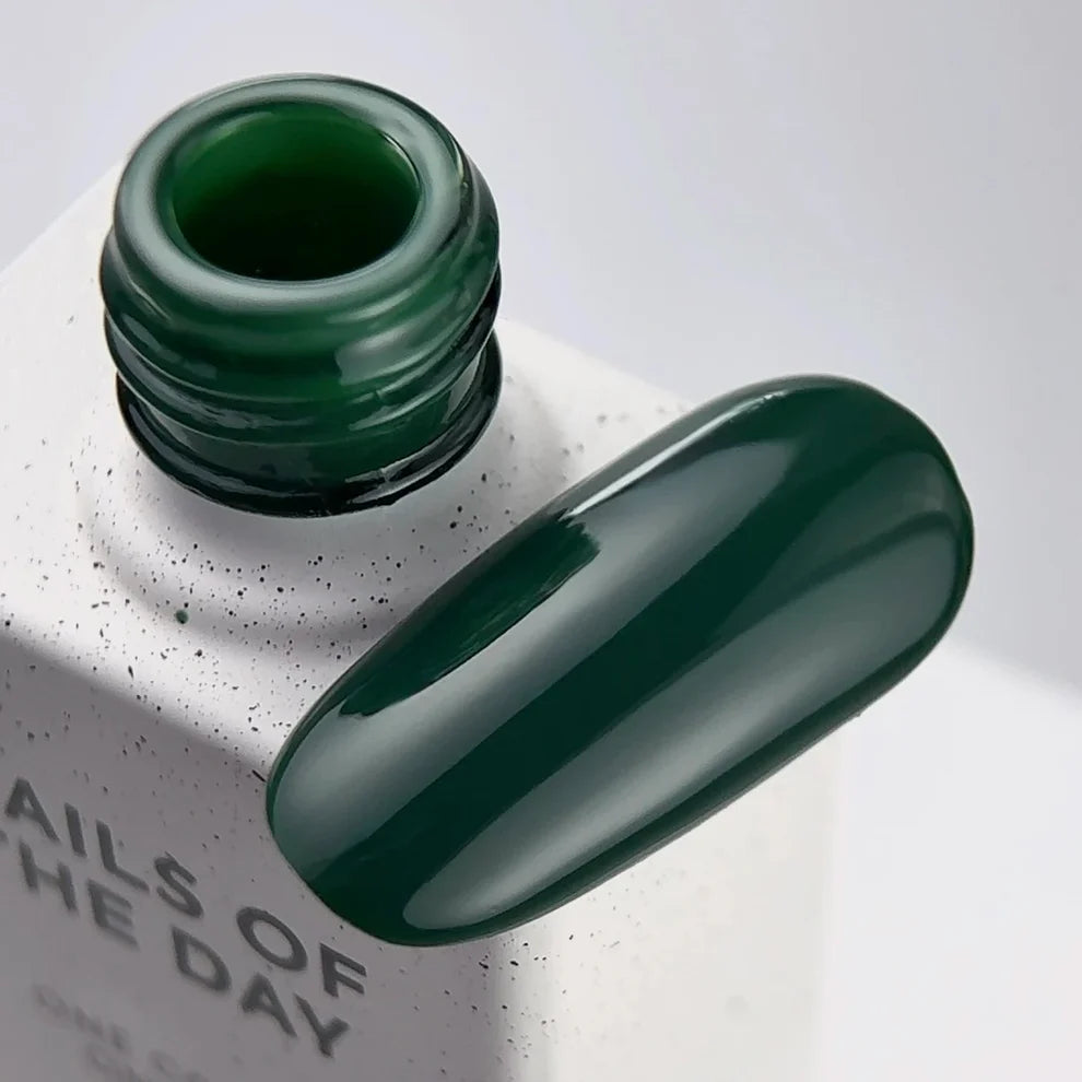 NAILSOFTHEDAY Color del Mes Septiembre 2025 – Everroot - Verde Profundo, 10 ml