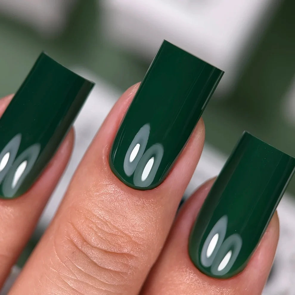 NAILSOFTHEDAY Color del Mes Septiembre 2025 – Everroot - Verde Profundo, 10 ml