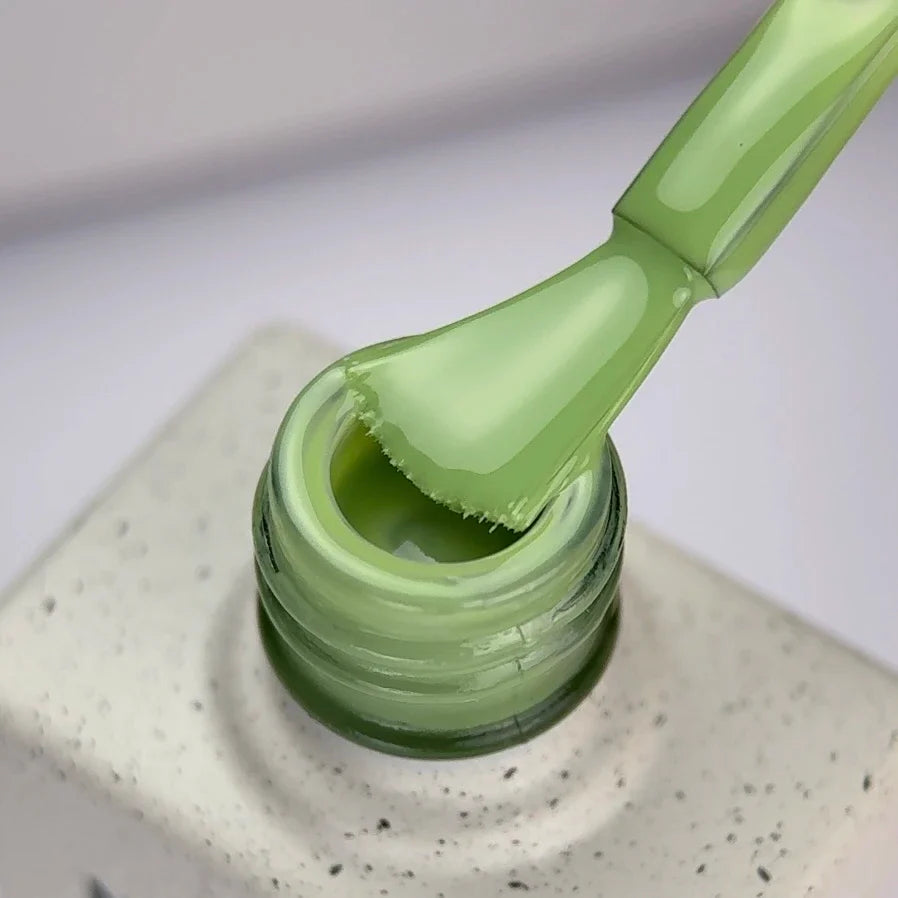 NAILSOFTHEDAY Color del Mes Mayo 2026 Young — oliva, cobertura en una capa, 10 ml