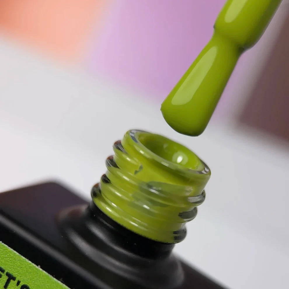 NAILSOFTHEDAY Let’s special Pantone2025/4 — esmalte verde oliva, 10 ml.